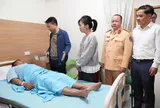 Thiếu tướng Nguyễn Minh Tuấn - Giám đốc Công an tỉnh Phú Thọ thăm hỏi, động viên cán bộ Cảnh sát giao thông bị thương khi làm nhiệm vụ
