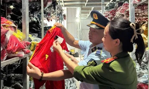Khởi tố chủ kho hàng kinh doanh hơn 35.000 bộ quần áo giả mạo nhãn hiệu nổi tiếng