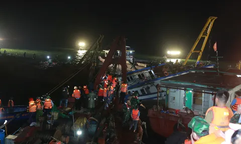 Trục vớt thành công tàu du lịch bị lật trên Vịnh Hạ Long