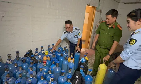 Phát hiện, tạm giữ hàng trăm bình khí N2O không rõ nguồn gốc tại Hà Nội