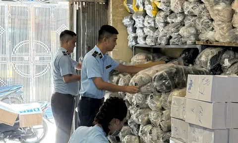 Hà Nội: Phát hiện hơn 1.400 sản phẩm giả nhãn hiệu The North Face, Adidas, Crocs