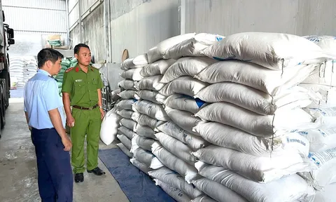 Gia Lai: Phát hiện 1 ô tô vận chuyển 5 tấn hàng hóa nhập lậu