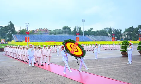 Đoàn đại biểu Đảng uỷ Công an Trung ương Bộ Công an vào Lăng viếng Chủ tịch Hồ Chí Minh và tưởng niệm các Anh hùng liệt sĩ
