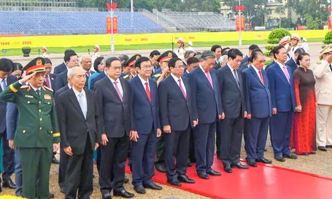 Lãnh đạo Đảng, Nhà nước vào Lăng viếng Chủ tịch Hồ Chí Minh và dâng hương tưởng niệm các anh hùng liệt sĩ