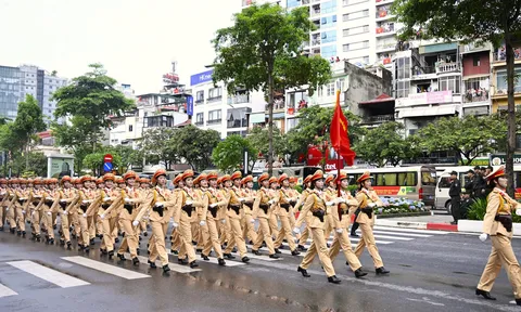 Không khí rộn ràng đường phố Hà Nội ngày Tổng duyệt diễu binh, diễu hành sự kiện A80
