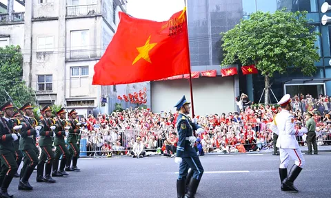Diễu binh, diễu hành trong vòng tay của Nhân dân