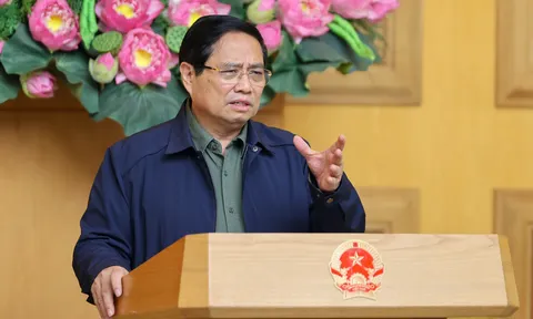 Thủ tướng: Bằng mọi biện pháp phải tiếp tế cho người dân tại những nơi bị cô lập do mưa lũ miền Trung