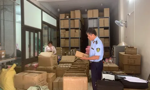 Thu giữ hơn 7.000 sản phẩm nghi giả nhãn hiệu ZARA tại phường Phú Lương, Hà Nội