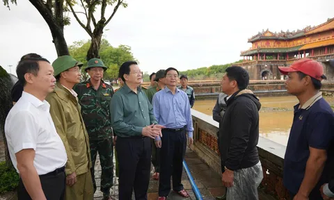 Phó Thủ tướng Mai Văn Chính kiểm tra công tác khắc phục mưa lũ tại khu vực Ngọ Môn-Đại Nội Huế