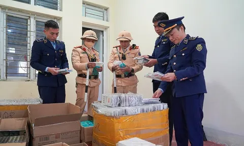 Phát hiện xe ô tô vận chuyển phụ kiện điện thoại di động nhập lậu trên Quốc lộ 1A