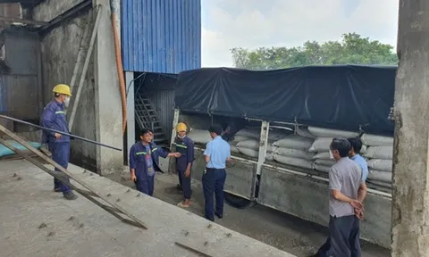 An Giang: Tiêu hủy 4,5 tấn phân bón không rõ nguồn gốc, xuất xứ