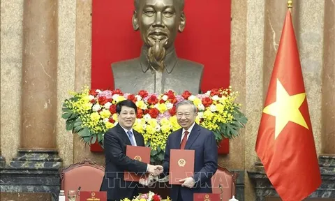 Bàn giao công tác giữa Tổng Bí thư, Chủ tịch nước Tô Lâm và nguyên Chủ tịch nước Lương Cường