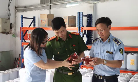 Kiểm tra điểm chứa trữ gần 9.000 lít rượu vi phạm tại Hà Nộ