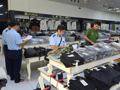 Lượng lớn sản phẩm thời trang giả mạo nhãn hiệu nổi tiếng bị QLTT Kiên Giang xử phạt
