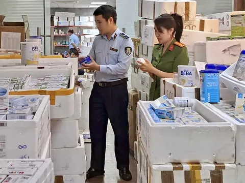 Kiểm tra điểm chứa trữ sữa, thực phẩm chức năng, mỹ phẩm nhập lậu tại Hà Nội