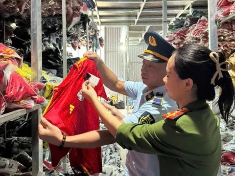 Khởi tố chủ kho hàng kinh doanh hơn 35.000 bộ quần áo giả mạo nhãn hiệu nổi tiếng