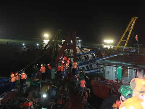 Trục vớt thành công tàu du lịch bị lật trên Vịnh Hạ Long