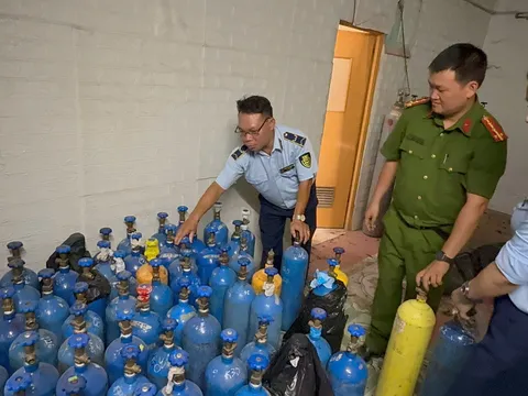 Phát hiện, tạm giữ hàng trăm bình khí N2O không rõ nguồn gốc tại Hà Nội
