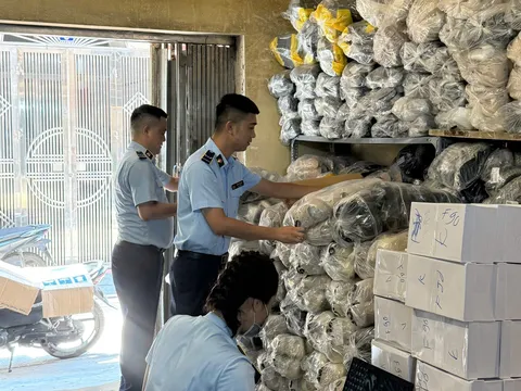 Hà Nội: Phát hiện hơn 1.400 sản phẩm giả nhãn hiệu The North Face, Adidas, Crocs