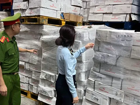 Hà Nội: Phát hiện kho lạnh chứa trữ 15 tấn xương lợn hết hạn sử dụng