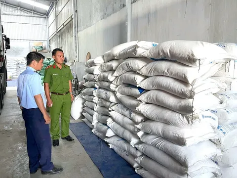 Gia Lai: Phát hiện 1 ô tô vận chuyển 5 tấn hàng hóa nhập lậu