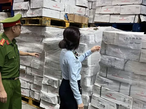 Phát hiện hơn 2 tấn mỡ và da bò không rõ nguồn gốc