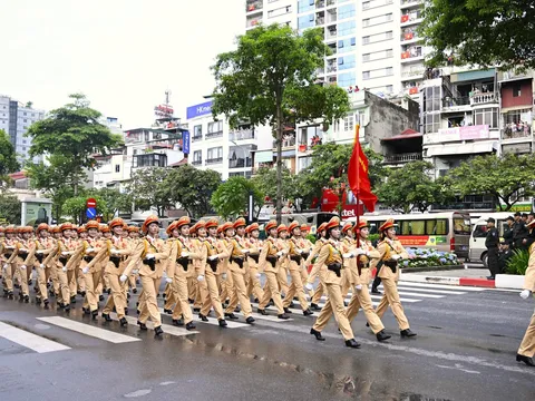 Không khí rộn ràng đường phố Hà Nội ngày Tổng duyệt diễu binh, diễu hành sự kiện A80