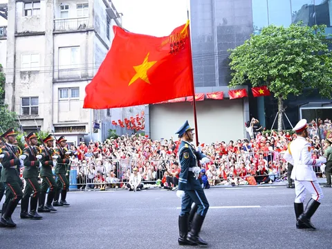 Diễu binh, diễu hành trong vòng tay của Nhân dân