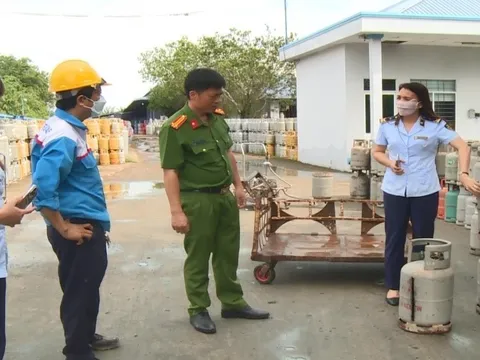 Tiêu hủy gần 500 chai LPG giả, không đủ điều kiện lưu thông trên thị trường