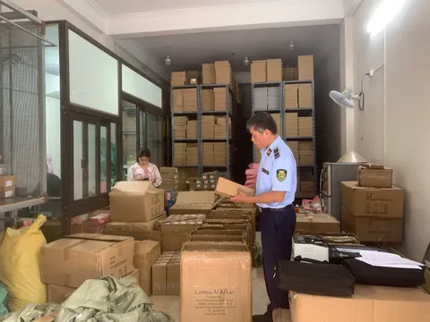 Thu giữ hơn 7.000 sản phẩm nghi giả nhãn hiệu ZARA tại phường Phú Lương, Hà Nội