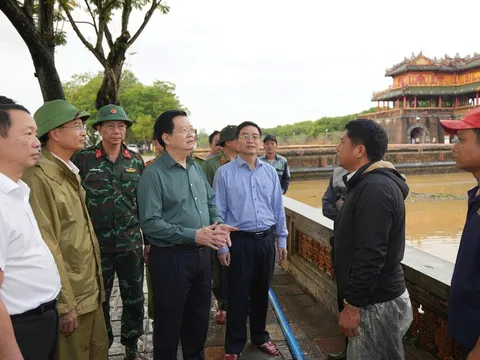 Phó Thủ tướng Mai Văn Chính kiểm tra công tác khắc phục mưa lũ tại khu vực Ngọ Môn-Đại Nội Huế