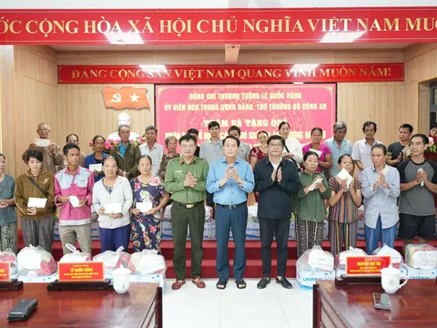 Thứ trưởng Lê Quốc Hùng chia sẻ khó khăn với nhân dân Thành phố Huế sau trận lũ lịch sử