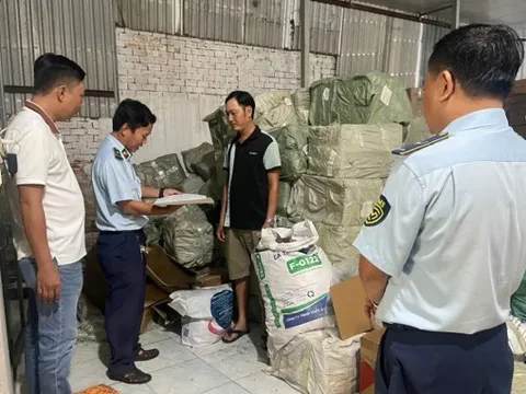 Phát hiện và tạm giữ hơn 1 tấn bánh kẹo không rõ nguồn gốc, xuất xứ