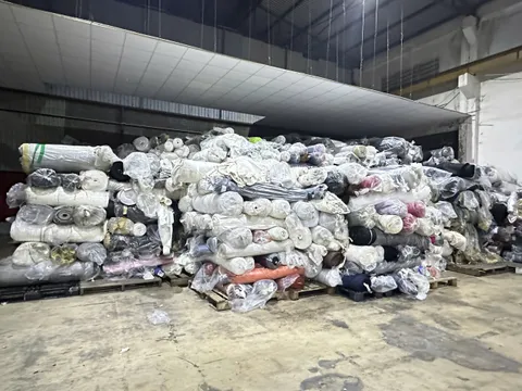 Phát hiện kho hàng chứa trên 100 tấn vải cuộn không rõ nguồn gốc tại TP.HCM