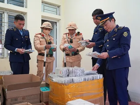 Phát hiện xe ô tô vận chuyển phụ kiện điện thoại di động nhập lậu trên Quốc lộ 1A