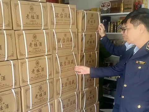 Phạt gần 98 triệu đồng, tiêu hủy hơn 2.200 chai rượu nhập lậu tại Hưng Yên