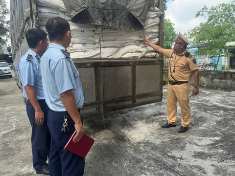 Phát hiện, xử lý vụ vận chuyển 6 tấn đường tinh luyện nhập lậu