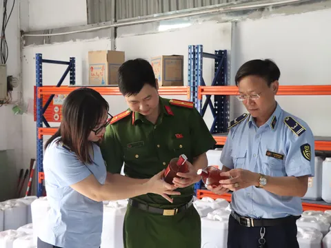 Kiểm tra điểm chứa trữ gần 9.000 lít rượu vi phạm tại Hà Nộ