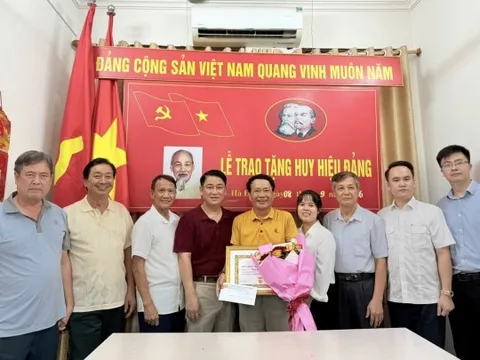 Hội Chống hàng giả và Bảo vệ thương hiệu Thành phố Hà Nội trao tặng Huy hiệu Đảng cho đồng chí Phạm Quang Long