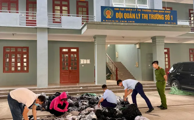 Tiêu huỷ hơn 56.500 sản phẩm quần áo và phụ kiện may mặc giả mạo nhãn hiệu