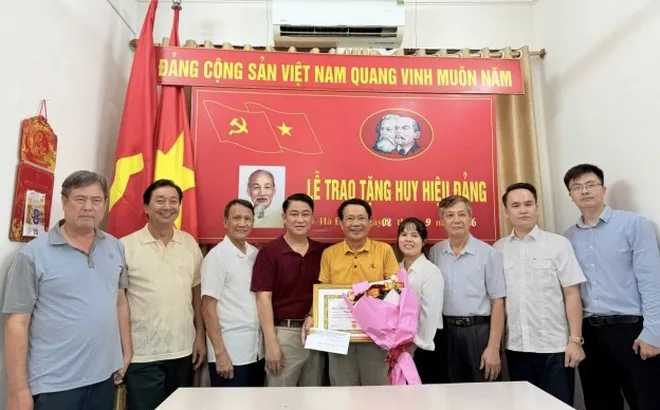 Hội Chống hàng giả và Bảo vệ thương hiệu Thành phố Hà Nội trao tặng Huy hiệu Đảng cho đồng chí Phạm Quang Long